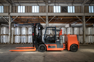 toyota high capacity forklift with adjustable wheelbase side view