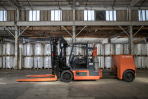 high capacity adjustable wheelbase forklift rental